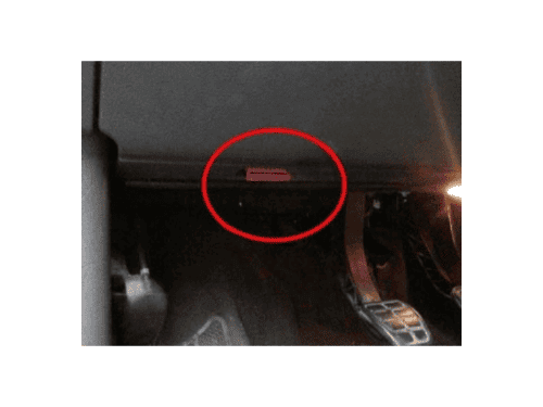 Localisation de la prise de diagnostic OBD sous le tableau de bord d'une Ford Galaxy