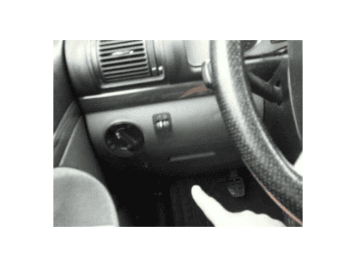 Démonstration de l emplacement de la prise OBD sur le tableau de bord d une Ford Galaxy