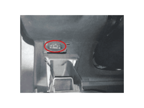 Photo montrant la prise diagnostic OBD entouree en rouge sous le tableau de bord d une Ford Galaxy