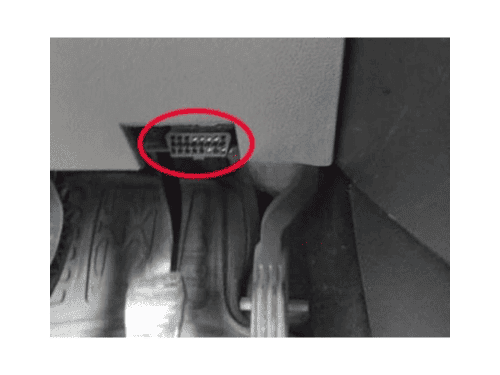 Emplacement de la prise de diagnostic OBD entourée en rouge sur une Ford Ikon