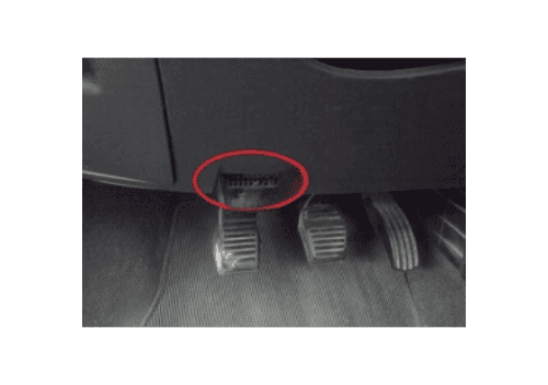 Localisation de la prise de diagnostic OBD entourée en rouge sur le pédalier d une Ford Ka
