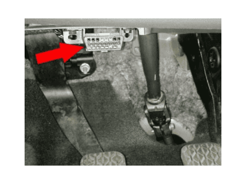 Photo montrant l emplacement de la prise de diagnostic OBD2 sous les pedales d une Ford Ka Plus