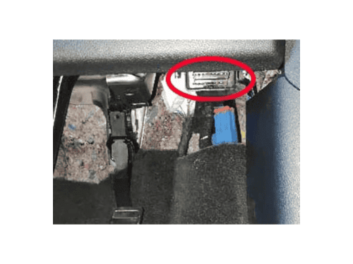 Localisation de la prise de diagnostic OBD entourée en rouge sur Ford Kuga 3 RHD