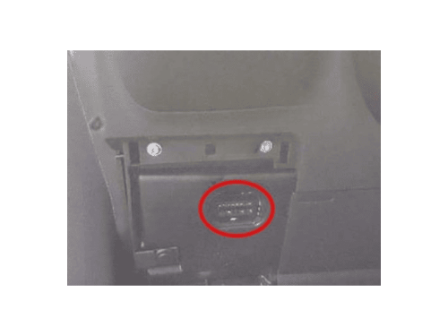 Prise de diagnostic OBD entourée en rouge sur le tableau de bord d une Ford Kuga 3