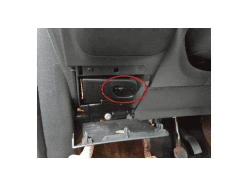 Emplacement de la prise OBD Ford Kuga avec cache plastique ouvert pour diagnostic