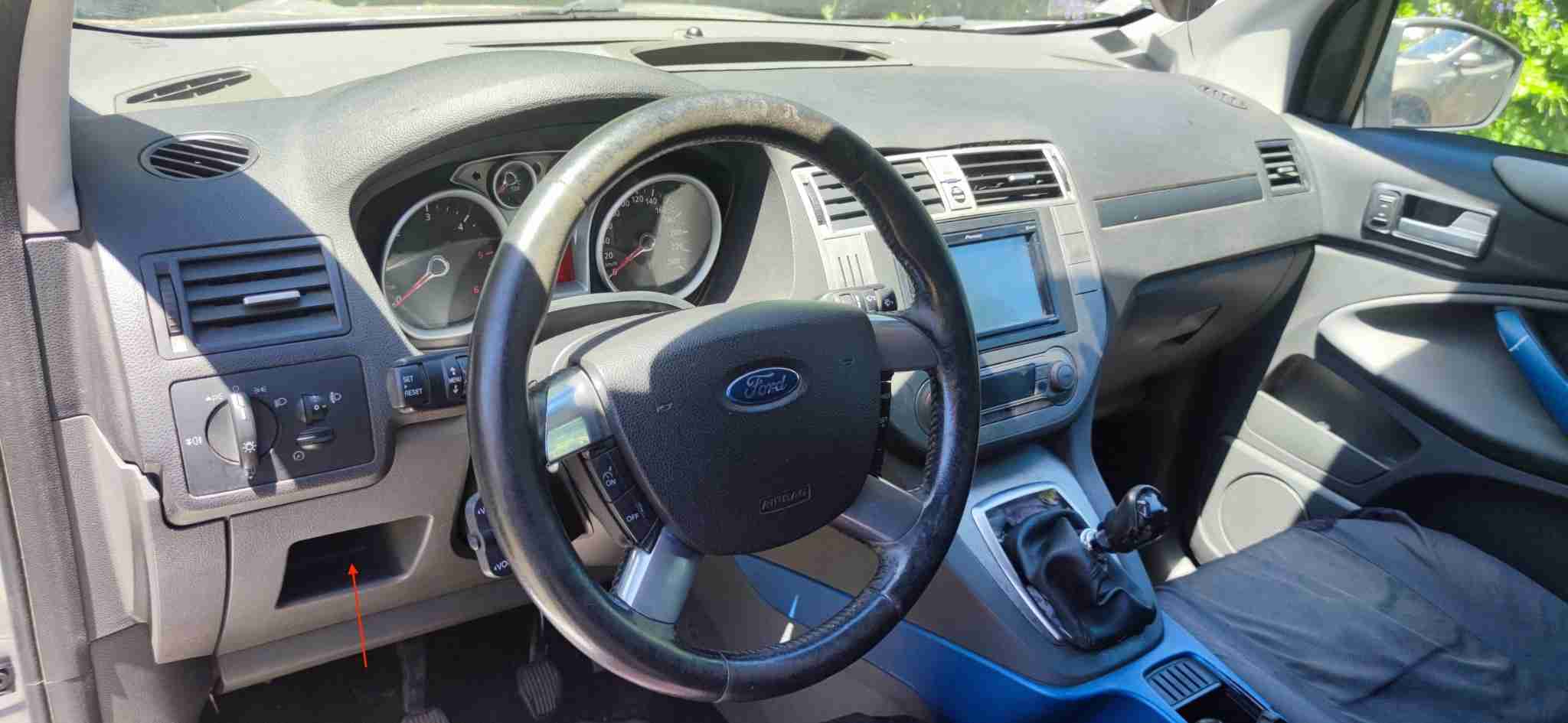 Emplacement de la prise de diagnostic OBD sous le tableau de bord d une Ford Kuga