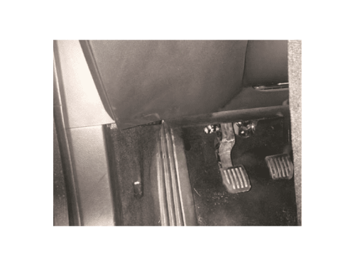 Vue sur le pedalier d une Ford Mondeo 4 pour situer la prise OBD2