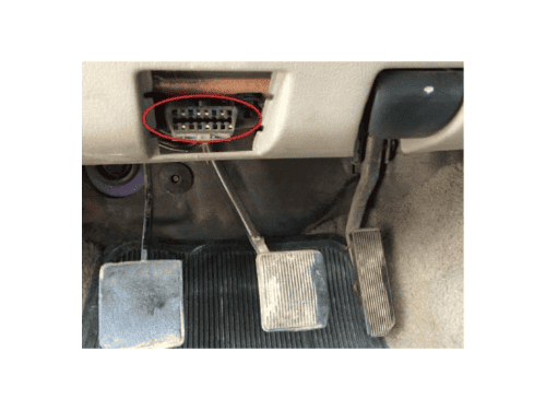 Emplacement de la prise de diagnostic OBD2 sous le volant d un Ford Ranger