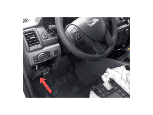Localisation de la prise de diagnostic OBD sur le tableau de bord d'un Ford Ranger T6