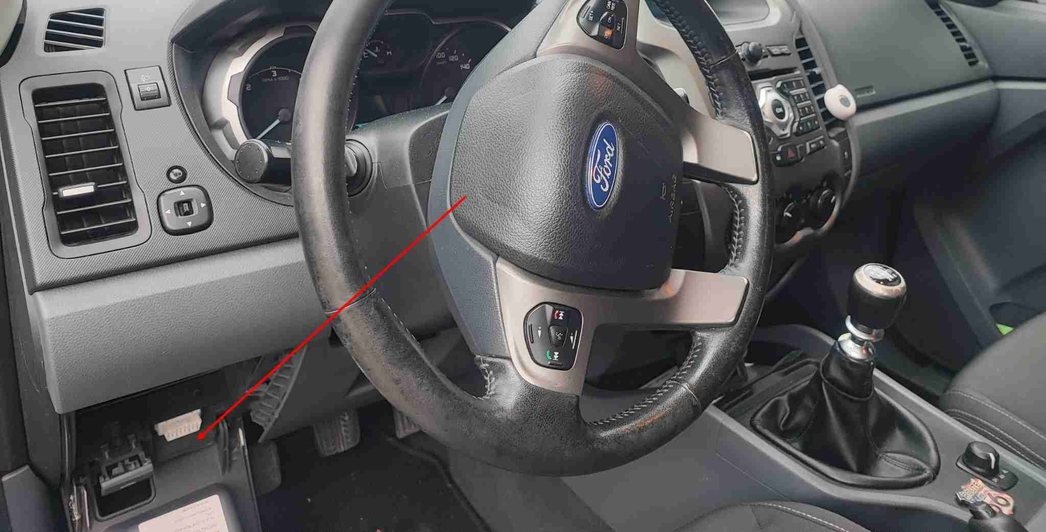 Localisation de la prise de diagnostic OBD2 sous le volant d un Ford Ranger