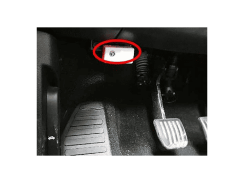 Localisation du connecteur OBD entouré en rouge sous le tableau de bord d une Ford S-Max 2