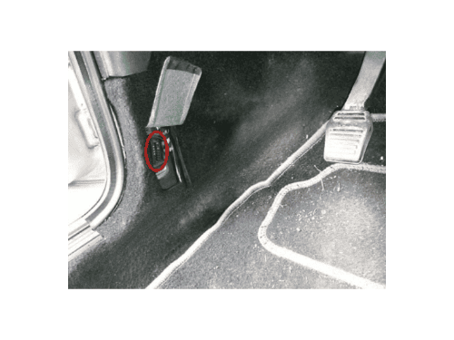 Emplacement de la prise OBD sur une Ford Street Ka pour brancher un diagnostic iCarsoft