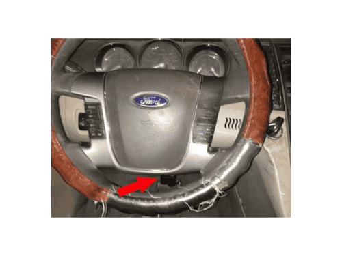 Localisation de la prise de diagnostic OBD2 sous le volant d une Ford Taurus 6