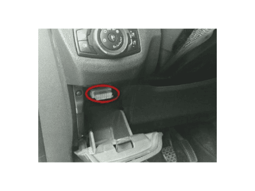 Emplacement de la prise de diagnostic OBD entourée en rouge sur une Ford Tourneo Courier