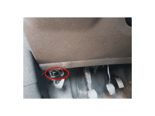 Emplacement de la prise OBD en dessous du tableau de bord sur un utilitaire Ford Tourneo
