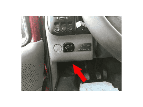 Fleche rouge indiquant le compartiment des fusibles et la prise OBD sur Ford Transit