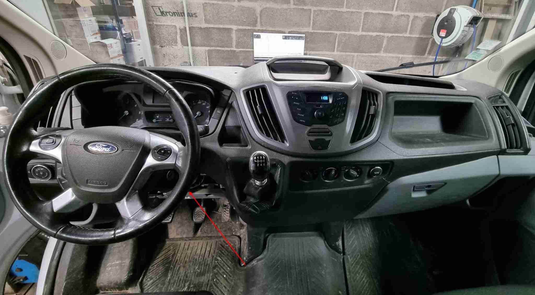 Localisation de la prise de diagnostic OBD dans l habitacle d un utilitaire Ford Transit