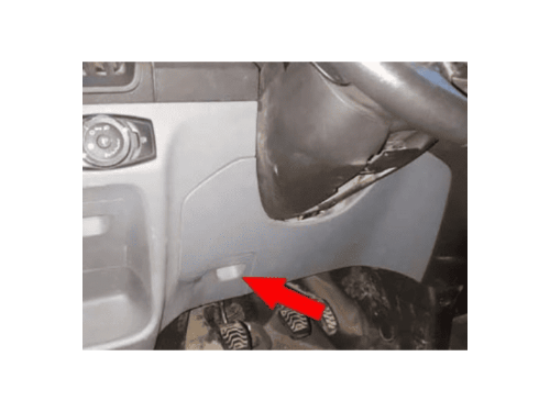 Emplacement de la trappe en plastique abritant la prise OBD sur un Ford Transit 5