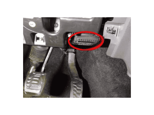 Photo montrant l emplacement de la prise OBD d une Ford Transit Custom RHD entouree en rouge