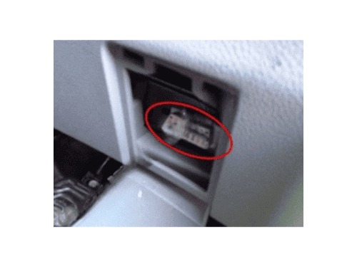 Emplacement de la prise de diagnostic OBD entourée en rouge sur un Ford Transit RHD
