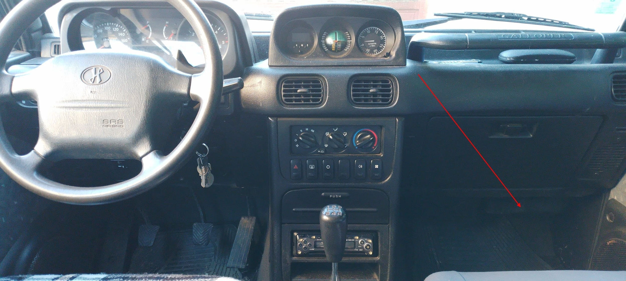 Vue de l habitacle d un Hyundai Galloper indiquant la zone sous la boite a gants