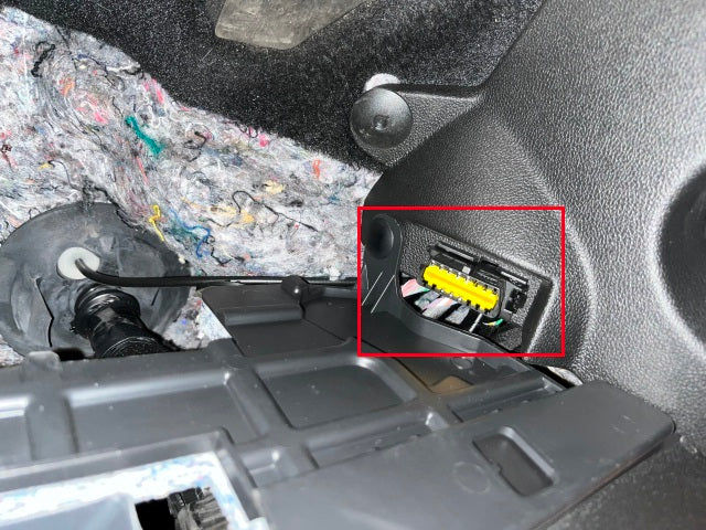 Localisation de la prise de diagnostic OBD jaune dans l habitacle d une voiture