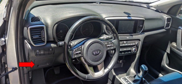 Emplacement de la prise de diagnostic OBD sur le tableau de bord d'un Kia Sportage