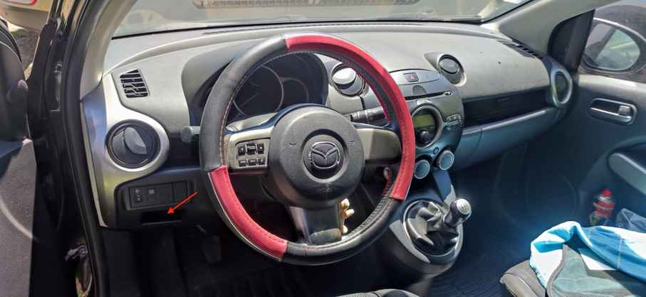 Localisation de la prise de diagnostic OBD sous le volant d une Mazda 2