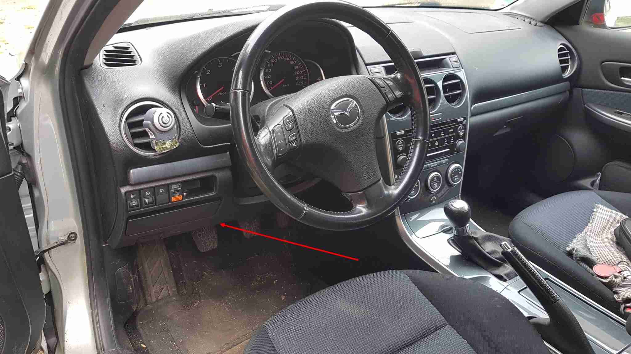 Emplacement de la prise de diagnostic OBD sous le volant d une Mazda 6 MZR CD