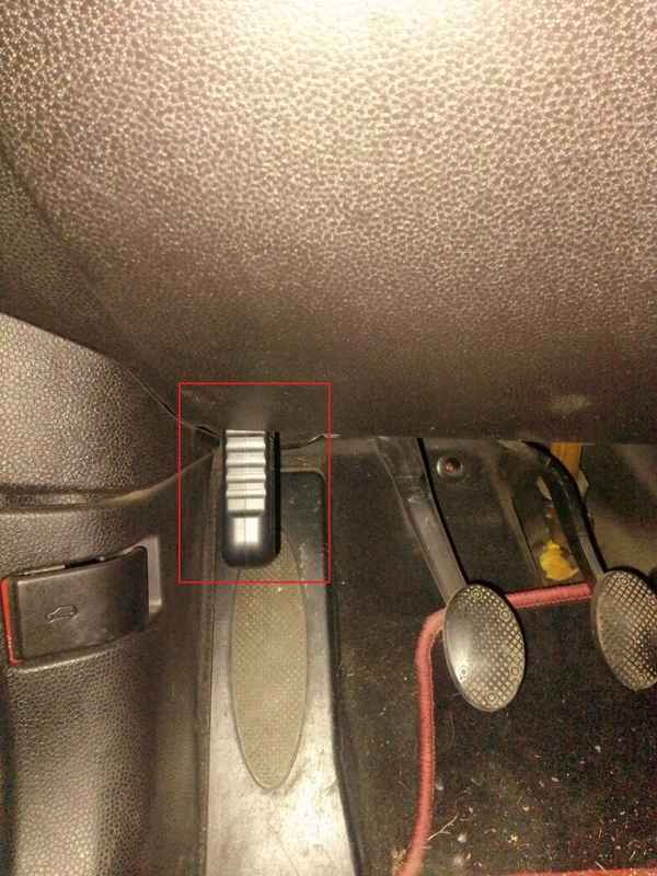 Emplacement de la prise OBD2 encadrée en rouge sur une Mini Cooper R57
