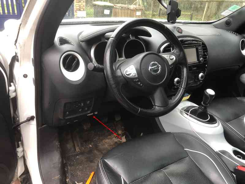 Localisation de la prise de diagnostic OBD2 sous le volant d une Nissan Juke