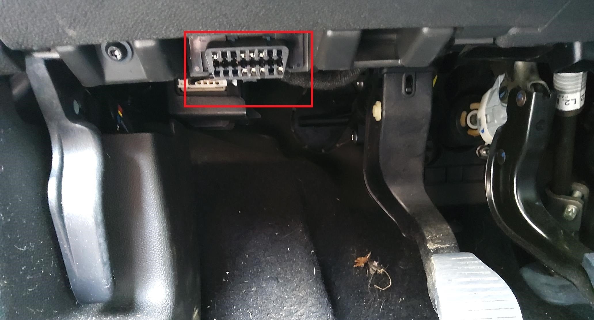 Emplacement de la prise de diagnostic OBD noire sous le tableau de bord d une Opel Adam 2013
