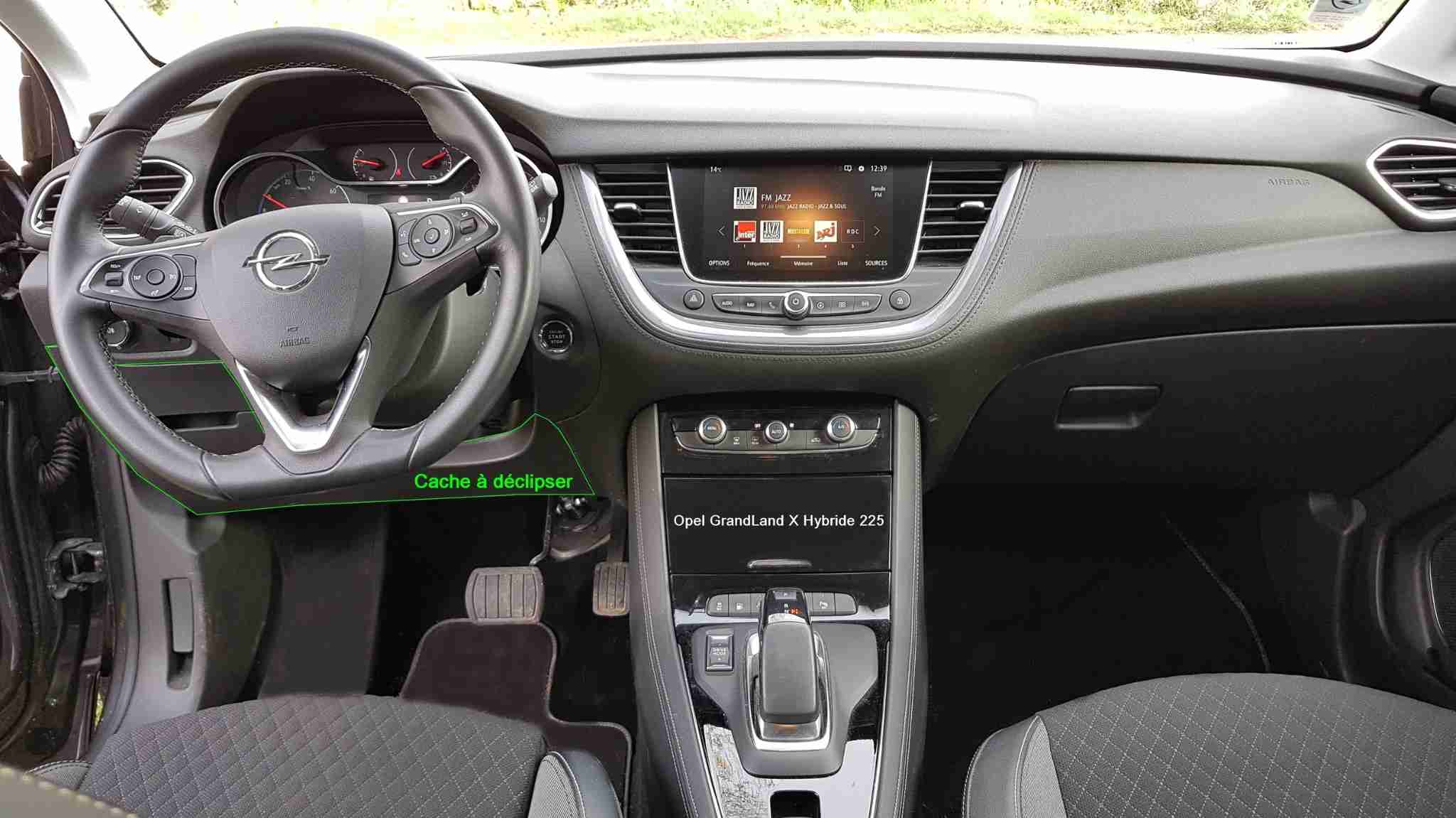 Emplacement de la prise OBD sous le cache a declipsere d une Opel Grandland X Hybride 225