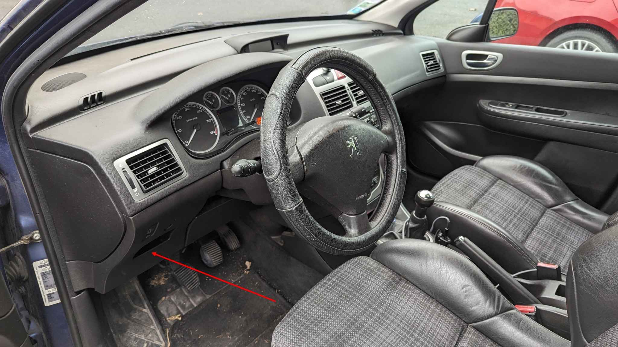 Emplacement de la prise de diagnostic OBD2 sous le tableau de bord d une Peugeot 307 XSI