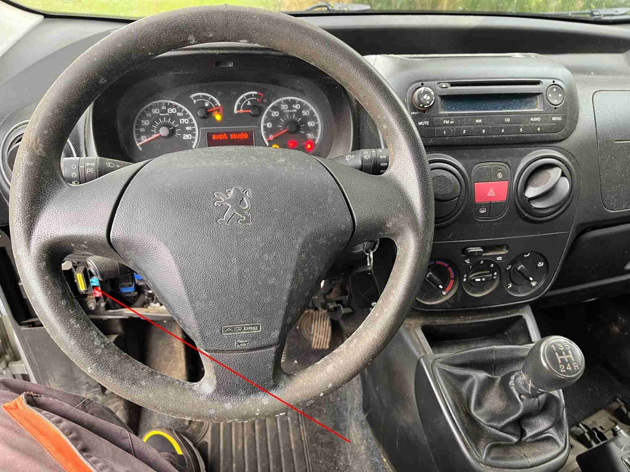 Photo de l habitacle d un Peugeot Bipper montrant l emplacement de la prise OBD2