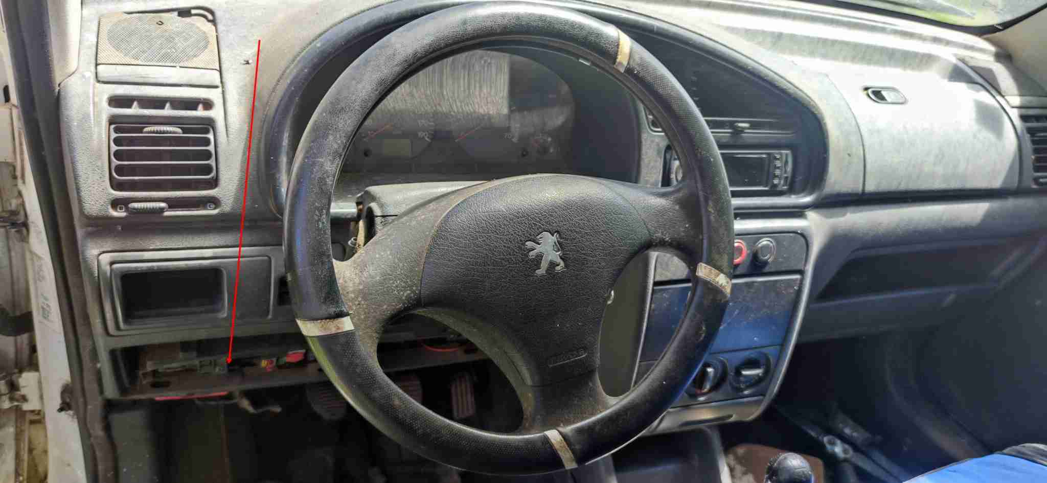 Emplacement de la prise de diagnostic OBD2 dans l habitacle d un Peugeot Partner