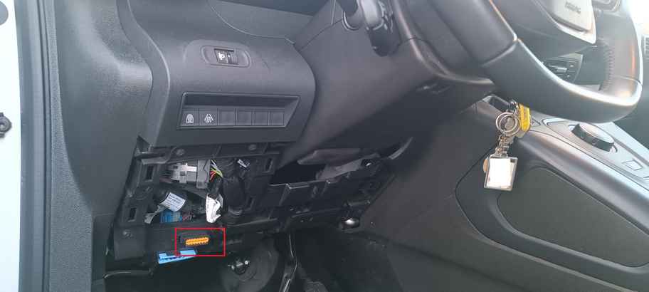 Localisation de la prise de diagnostic OBD orange sous le volant d un Peugeot Rifter