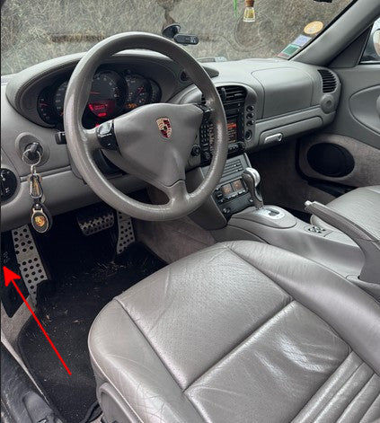 Photo montrant l emplacement de la prise OBD sous le volant d une Porsche 911 type 996