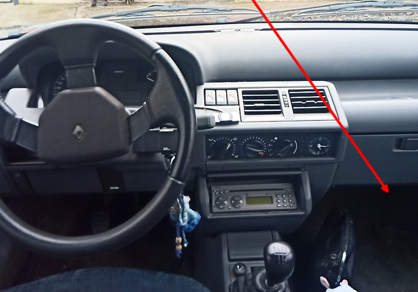 Recherche de la prise de diagnostic OBD2 sous le tableau de bord d'une Renault 19