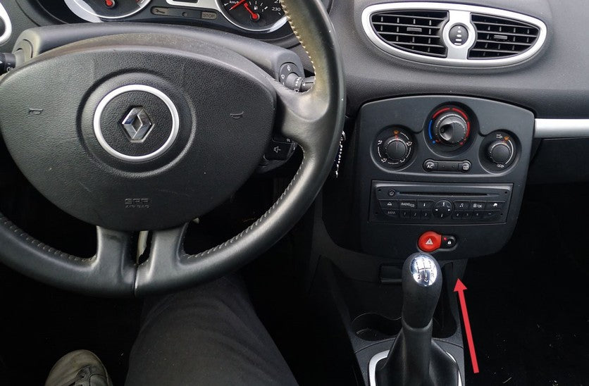 Localisation de la prise de diagnostic OBD2 dans l habitacle d une Renault Clio 3