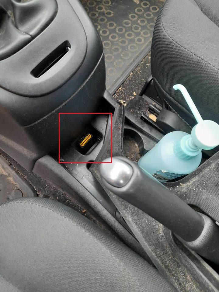 Prise de diagnostic OBD jaune situee dans la console centrale d une Renault Grand Scenic de 2011