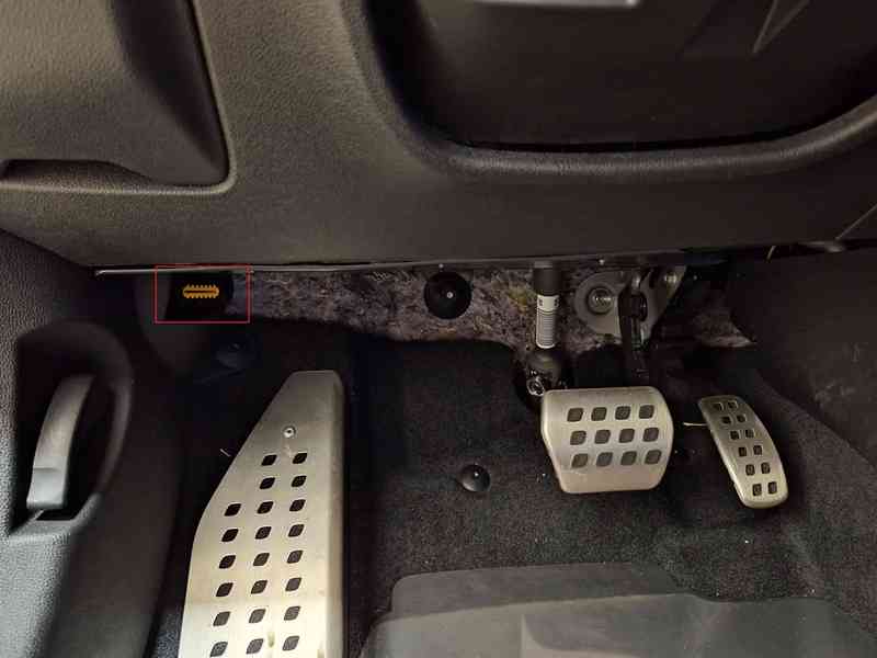 Emplacement de la prise OBD2 encadrée en rouge sur une Renault Megane 4 RS Trophy