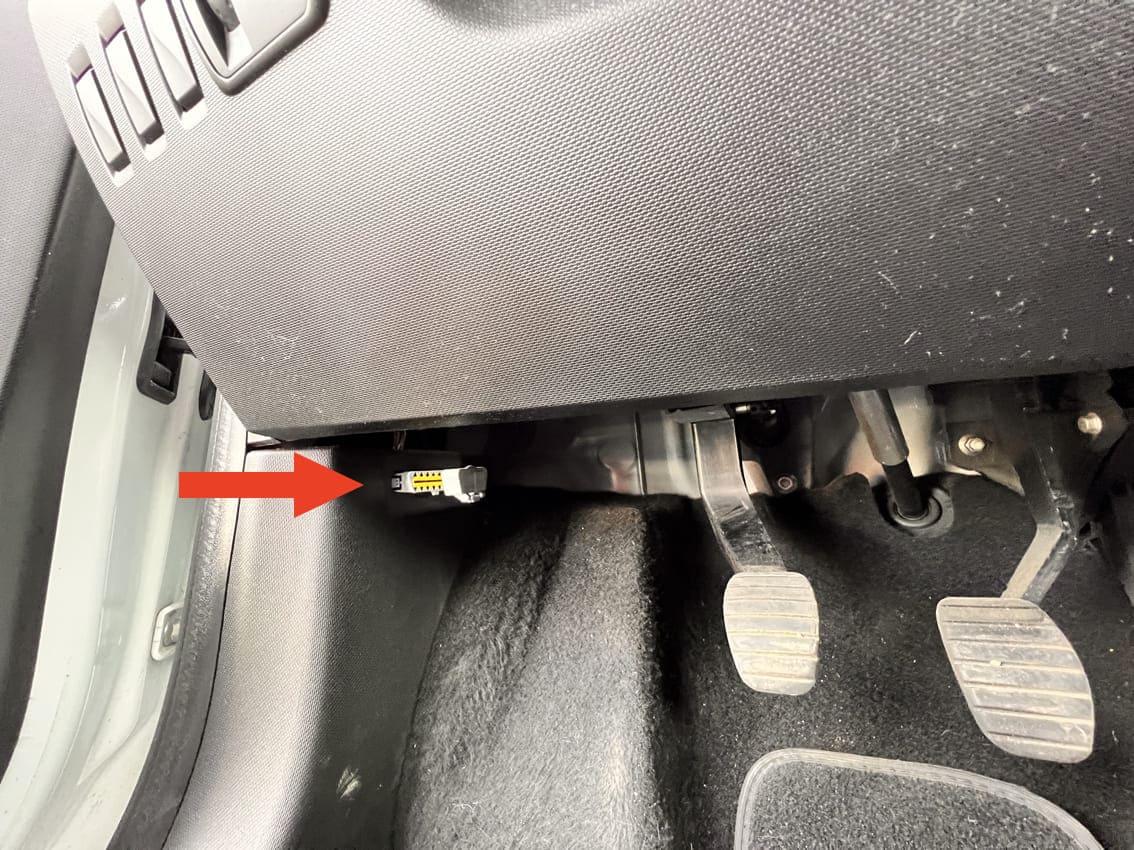 Photo de l habitacle d une Renault Twingo 1 indiquant l emplacement de la prise OBD2