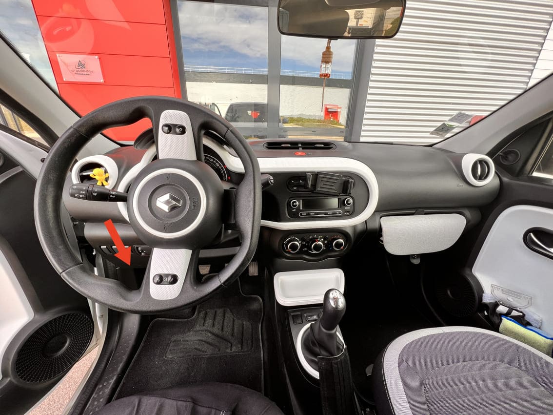 Emplacement de la prise de diagnostic OBD sous le volant d'une Renault Twingo 3