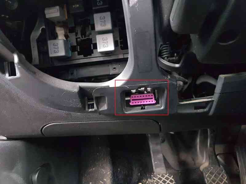 Emplacement de la prise de diagnostic OBD violette sous le tableau de bord d une Seat Altea