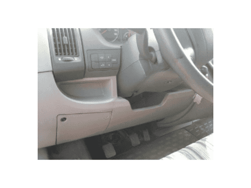 Vue du capot sous le volant d un Fiat Ducato pour trouver la prise OBD