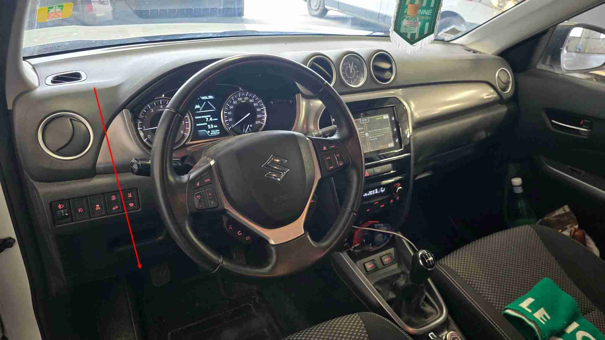 Localisation de la prise de diagnostic OBD2 sous le tableau de bord d'un Suzuki Vitara