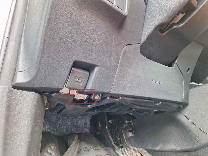 Localisation de la prise de diagnostic OBD sous le tableau de bord d une Toyota C-HR