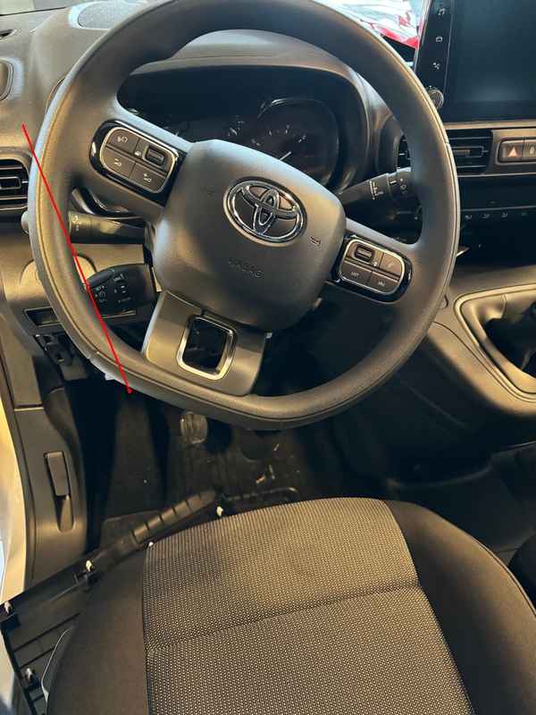 Localisation et accès à la prise OBD sous le volant d'un utilitaire Toyota Proace City