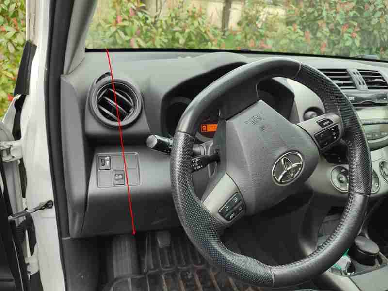 Localisation de la prise de diagnostic OBD sous le tableau de bord d une Toyota RAV 4